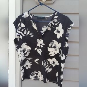 Ivanka Trump Black & White Floral V-Neck Cap Sleeve Blouse  Small/ Medium
